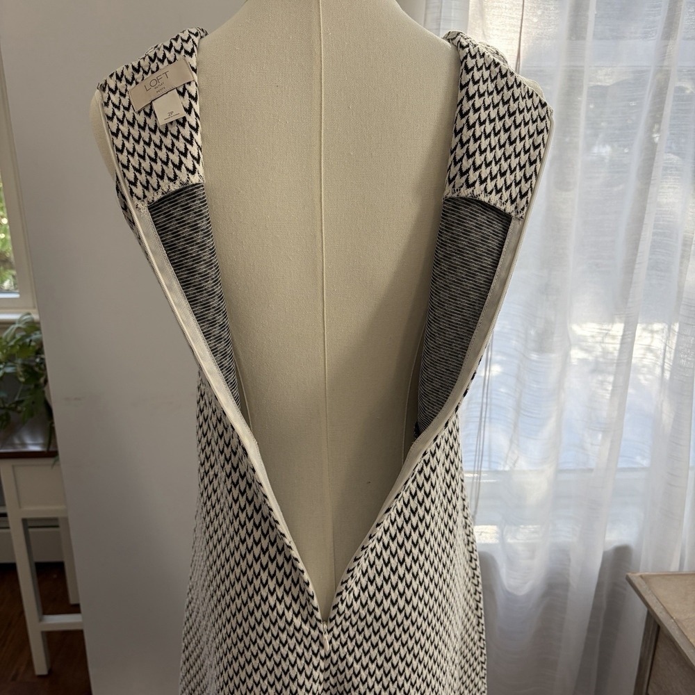 LOFT Petite Black and White Print Skater Dress Sz 2 Sleeveless Knit Mod Comfort - Picture 10 of 16